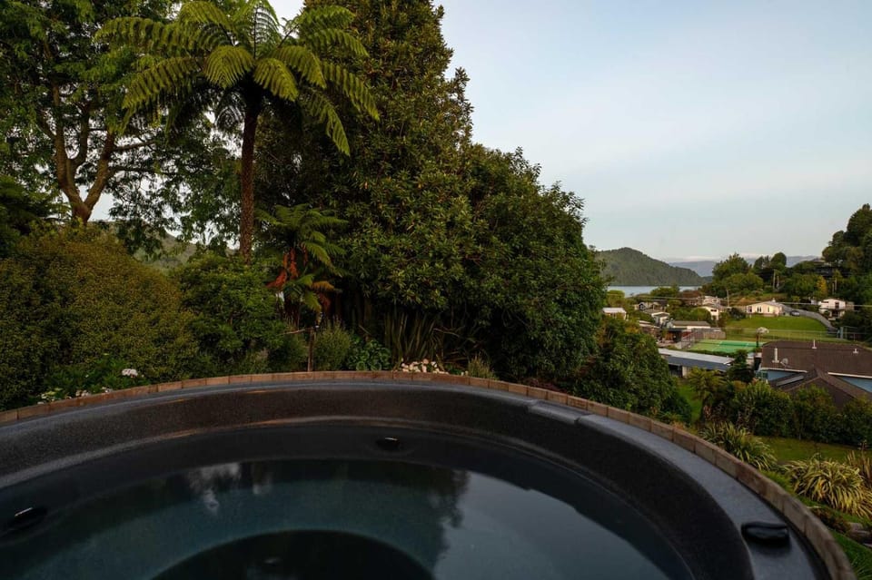 Green Haven Lake House - Lake Views Games Room & Spa Pool House in Rotorua