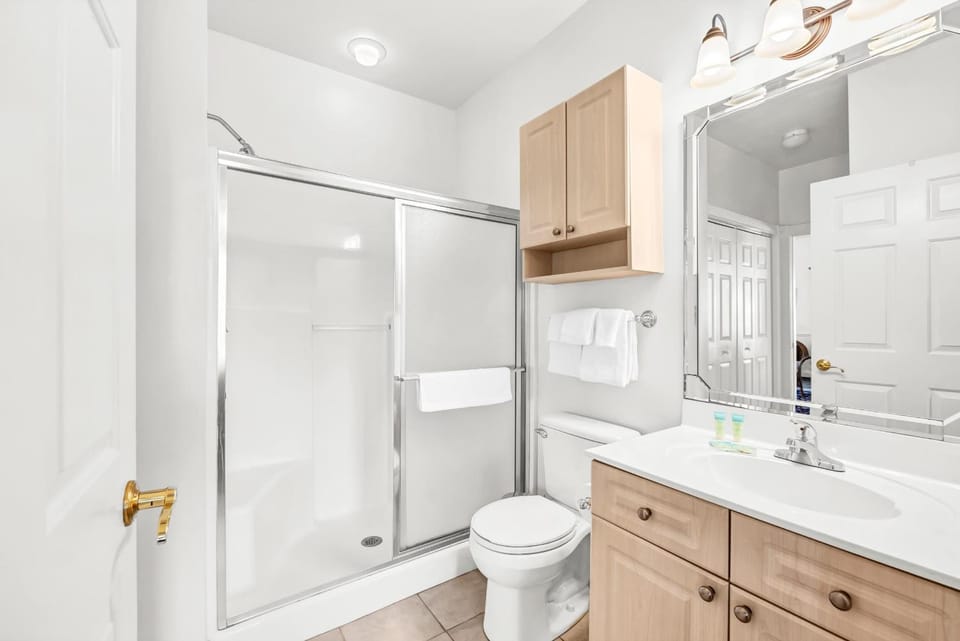 Shower, Toilet, Bathroom, towels