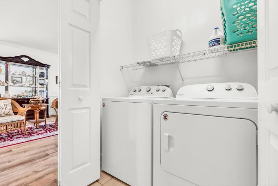 Living room, Seating area, washing machine, dryer