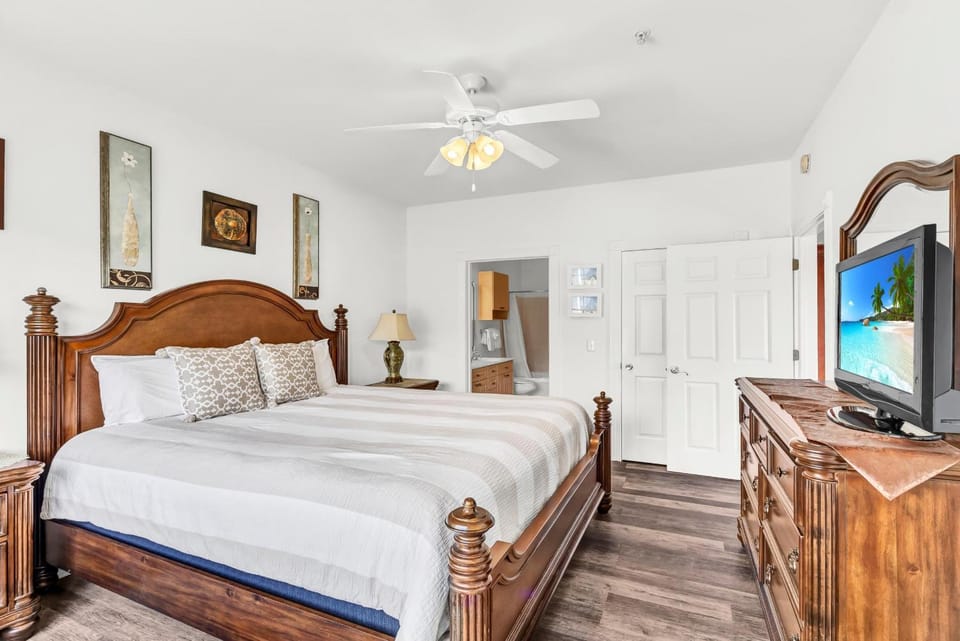 Shower, Toilet, Bed, Bathroom, TV and multimedia, Photo of the whole room, Evening entertainment, Bedroom, Bath, towels