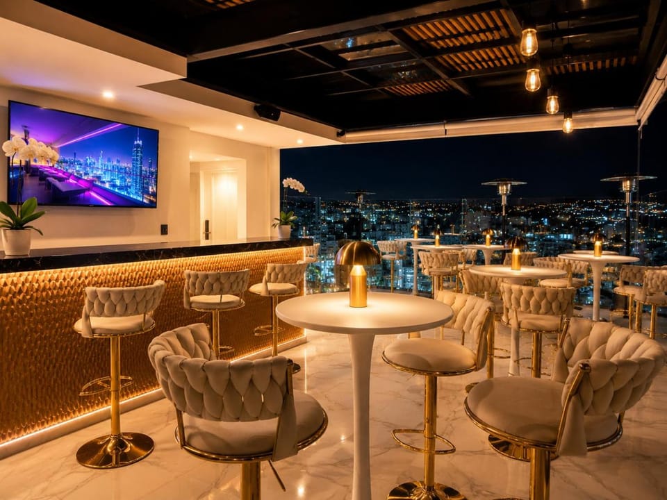 Communal lounge/ TV room, Lounge or bar, City view