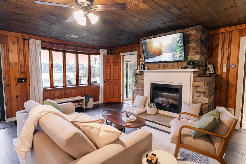 TV and multimedia, View (from property/room), Living room, Seating area, fireplace