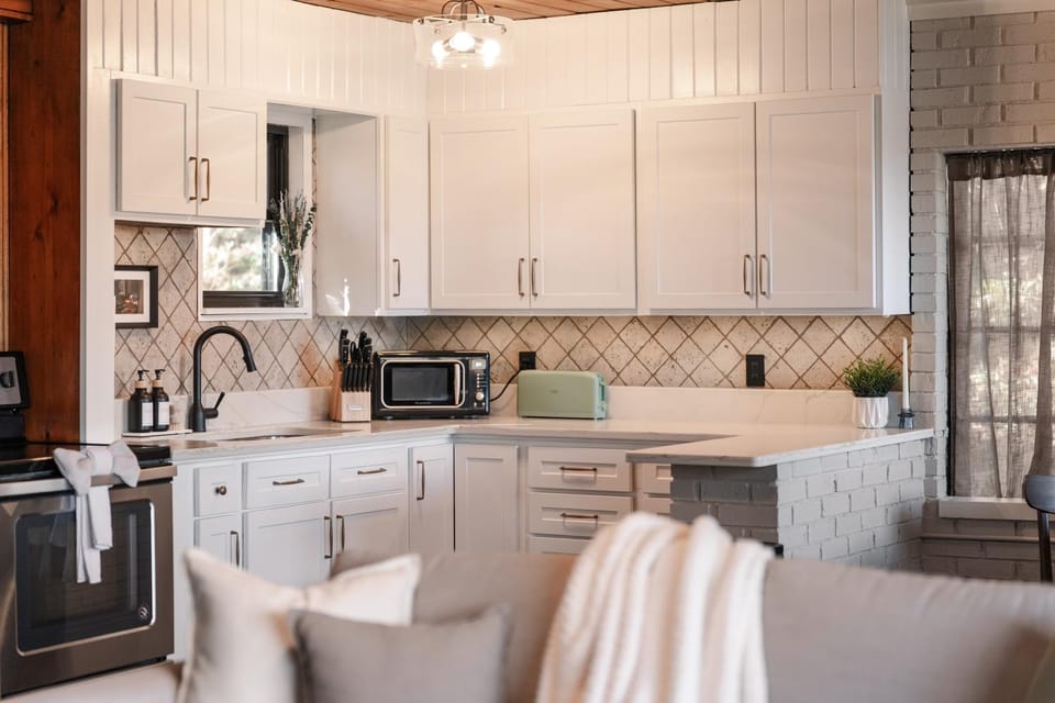 Kitchen or kitchenette, Seating area