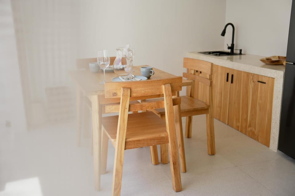 Kitchen or kitchenette, Dining area