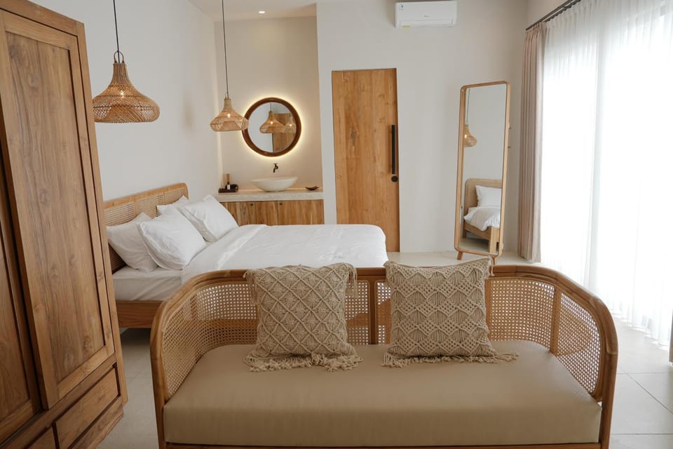 Bed, Living room, Photo of the whole room, Seating area, Bedroom