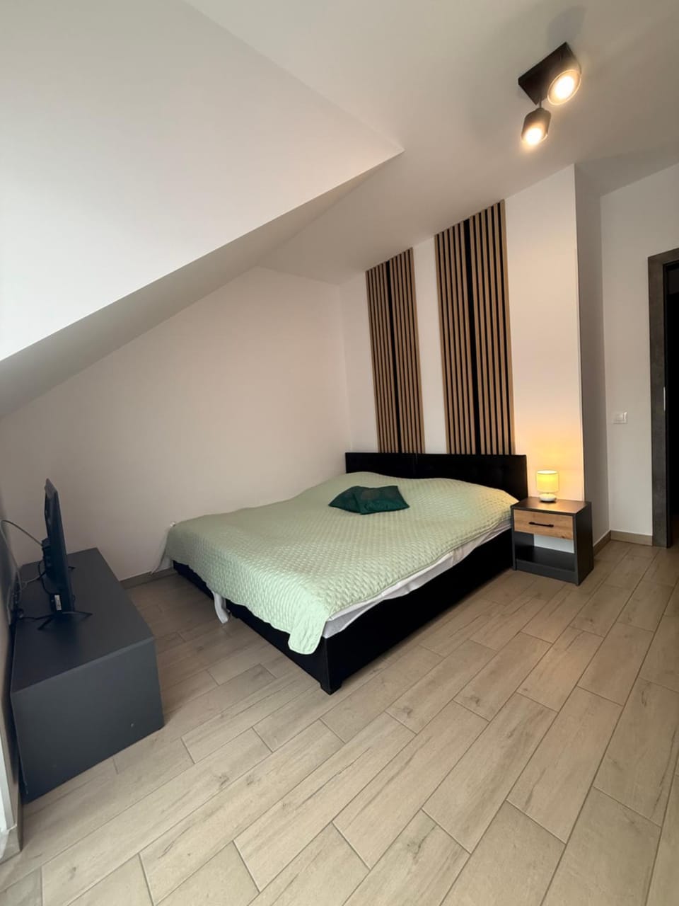 Bed, Photo of the whole room, Bedroom