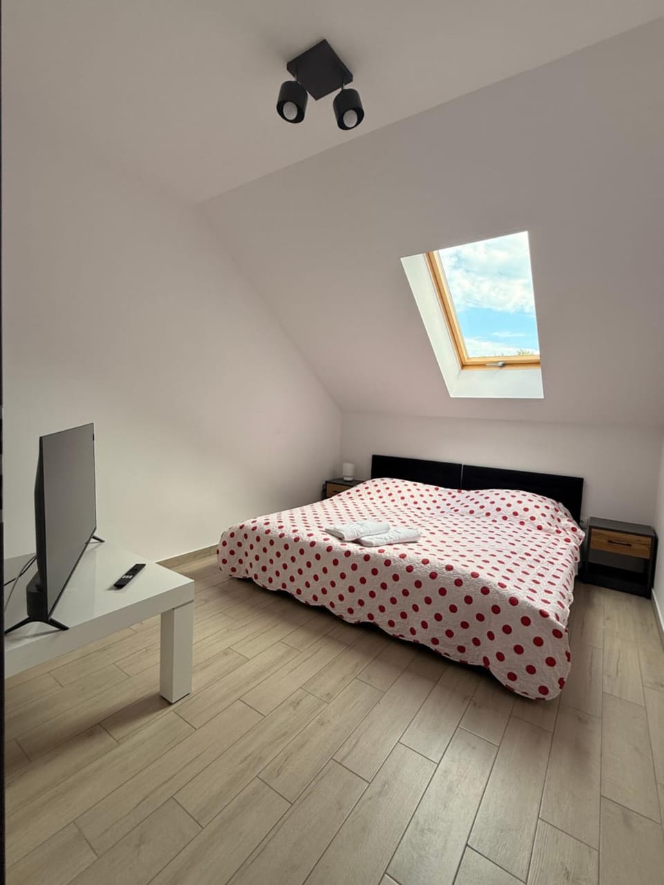 Bed, TV and multimedia, Photo of the whole room, Bedroom
