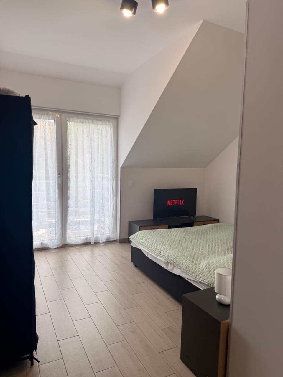 Bed, TV and multimedia, Photo of the whole room, Bedroom