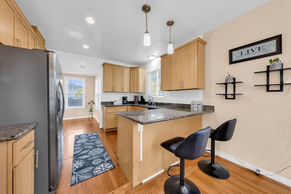 Kitchen or kitchenette, dishwasher, minibar