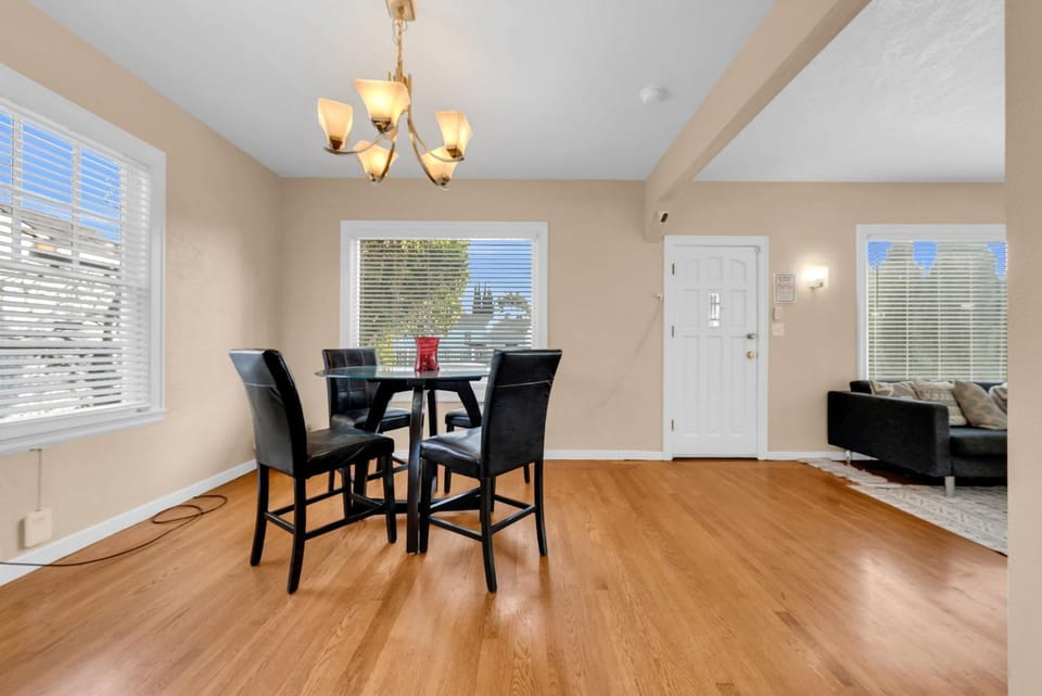 Seating area, Dining area