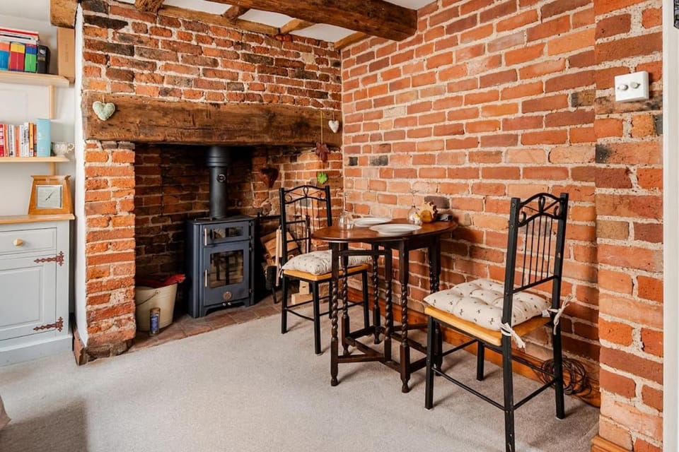 Dining area, fireplace