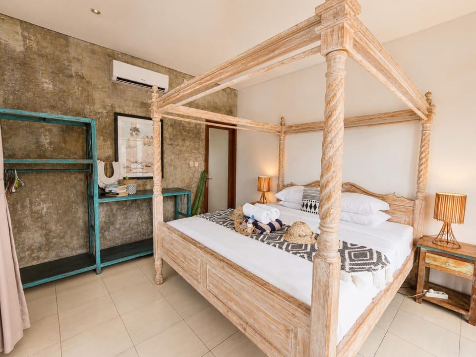 Bed, Bedroom, towels, air conditioner