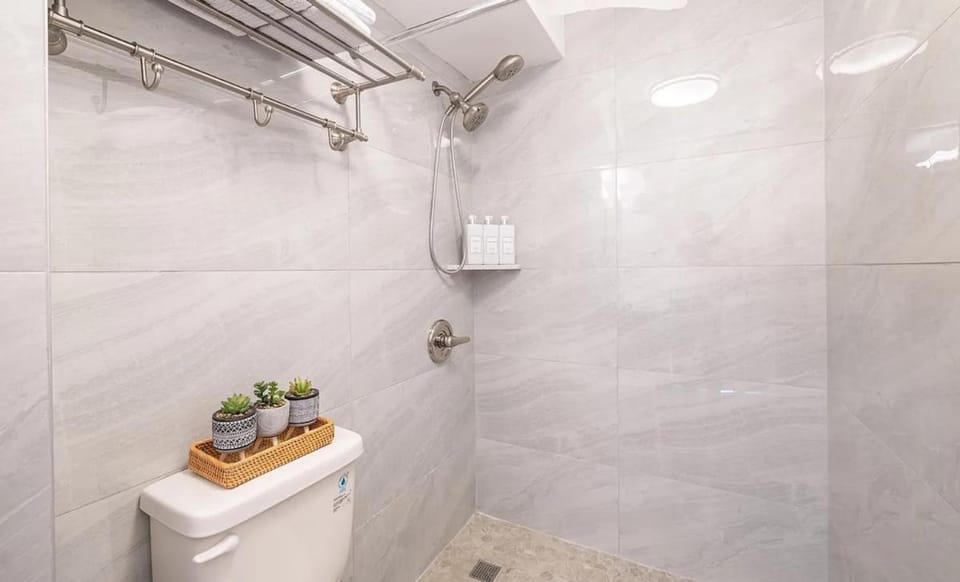 Pacific Monarch 1605- Oceanview Remodeled Studio in the heart of Waikiki Apartment in Honolulu