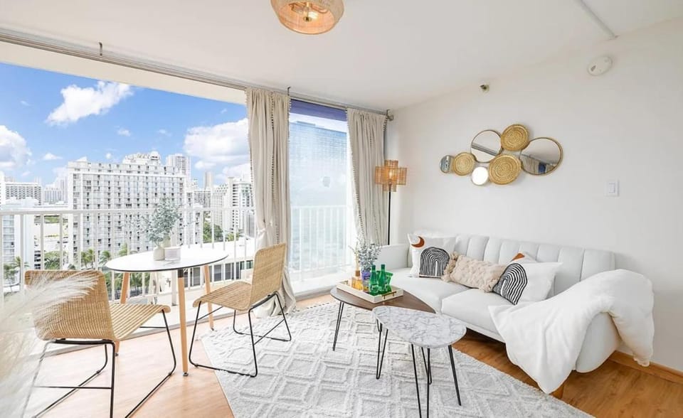 Pacific Monarch 1605- Oceanview Remodeled Studio in the heart of Waikiki Apartment in Honolulu