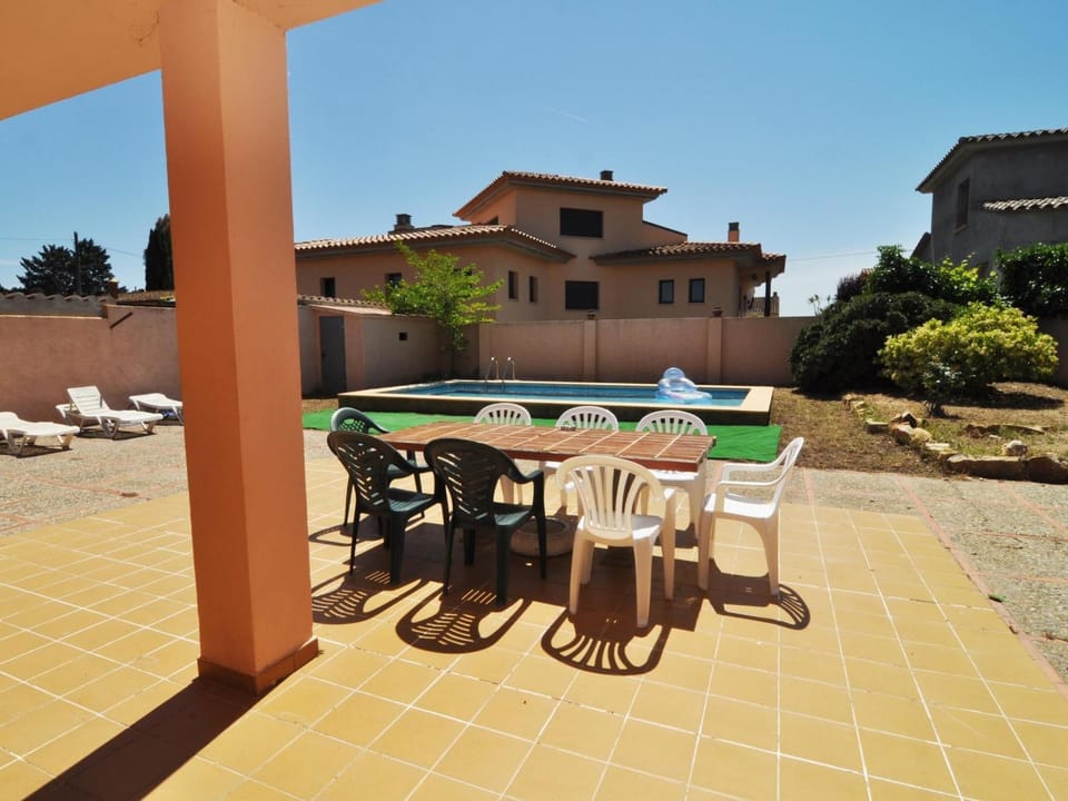 Casa espaciosa con piscina privada, WiFi y barbacoa a 15 minutos de la playa en Torroella de Montgrí - HISP-7-19 Villa in L'Escala
