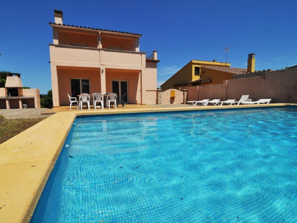 Casa espaciosa con piscina privada, WiFi y barbacoa a 15 minutos de la playa en Torroella de Montgrí - HISP-7-19 Villa in L'Escala
