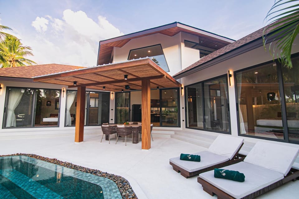 Patio, Pool view, Swimming pool, sunbed
