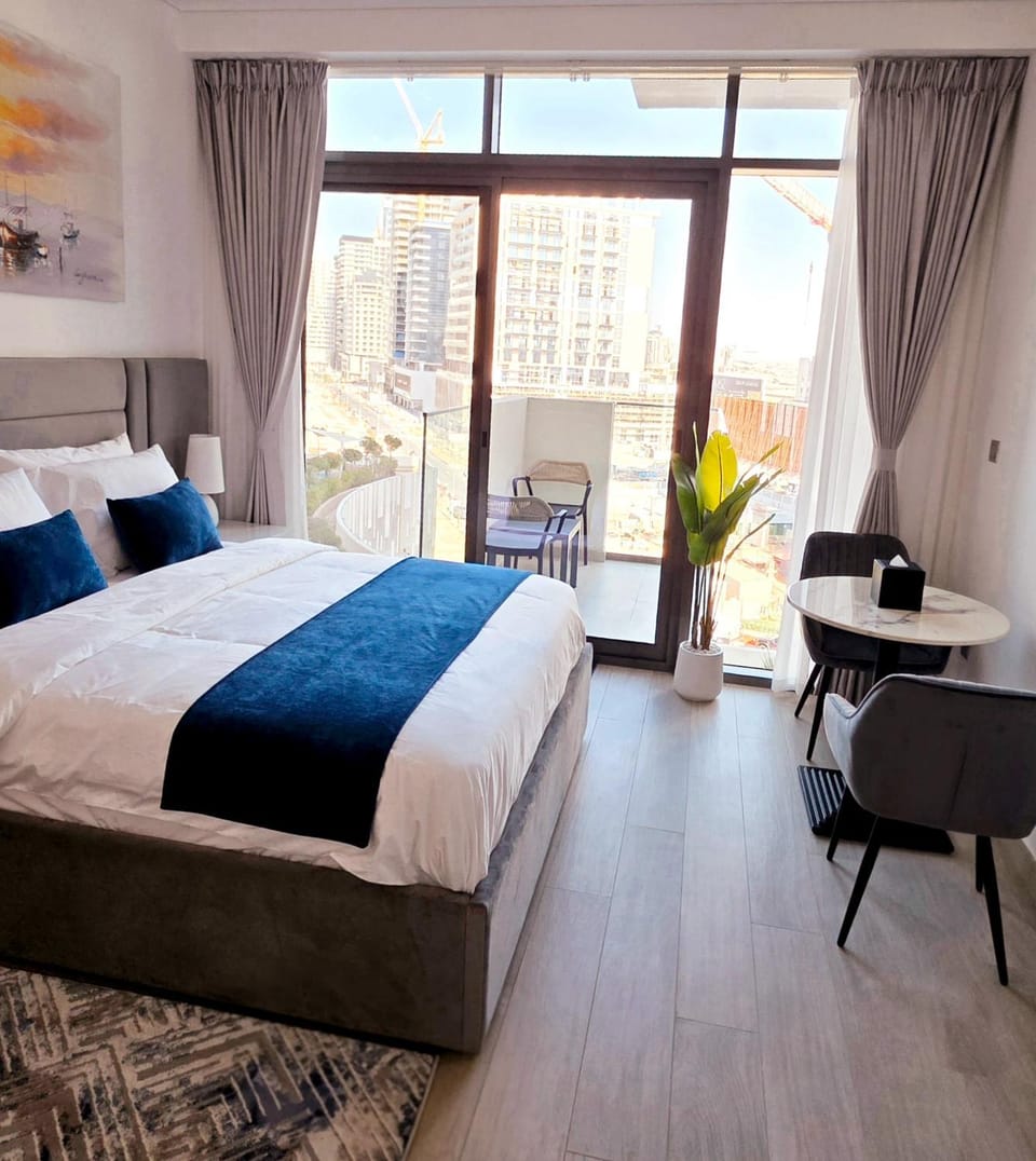 Bed, Dining area, Bedroom