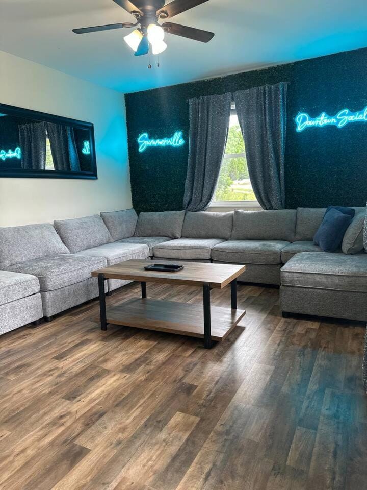 Living room, Seating area