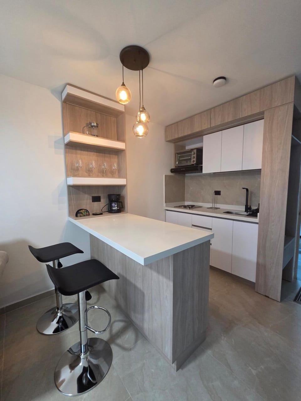 Kitchen or kitchenette, minibar