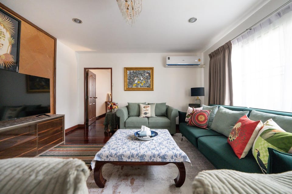 Communal lounge/ TV room, Bed, TV and multimedia, Living room, Photo of the whole room, Seating area, Evening entertainment, Bedroom, air conditioner