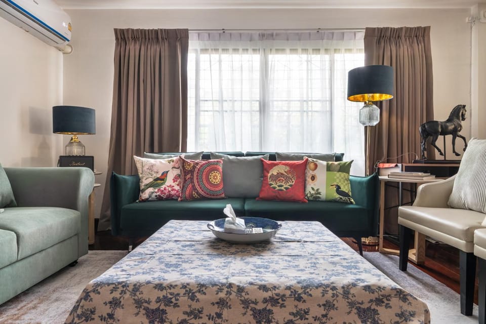 Bed, Living room, Photo of the whole room, Seating area, Bedroom