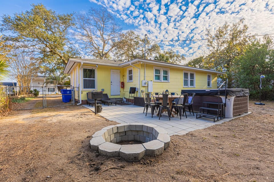 Property building, Patio, Day, BBQ facilities, Dining area
