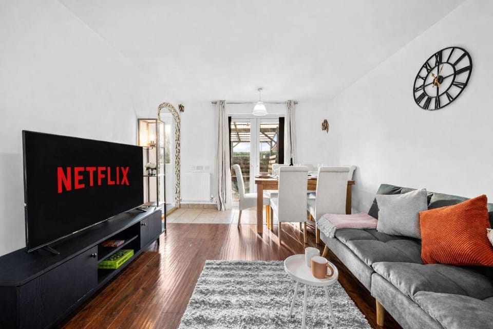 Bed, Game Room, TV and multimedia, Living room, Lounge or bar, young children, internet