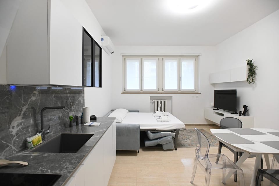 TV and multimedia, Kitchen or kitchenette, Living room, Photo of the whole room, Dining area