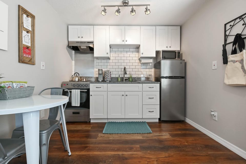 Kitchen or kitchenette, Dining area, oven, stove