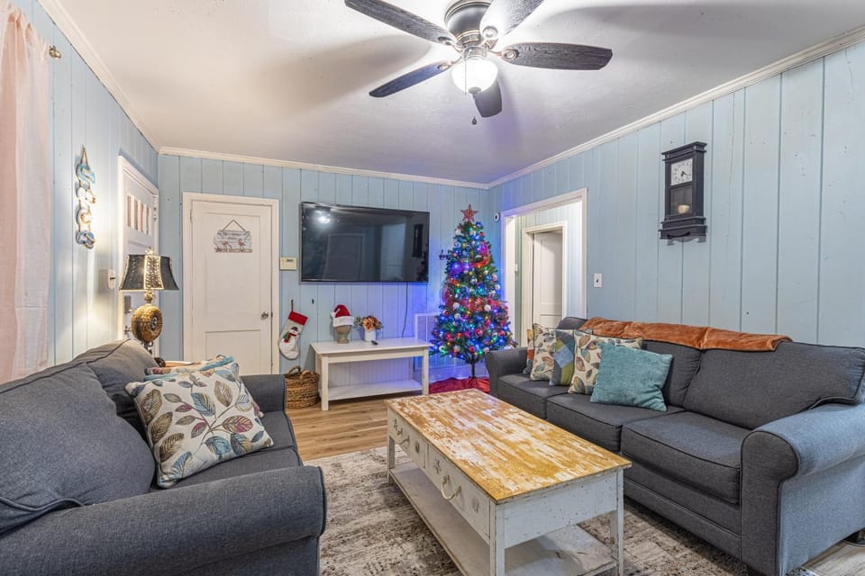 TV and multimedia, Living room, Seating area, Evening entertainment