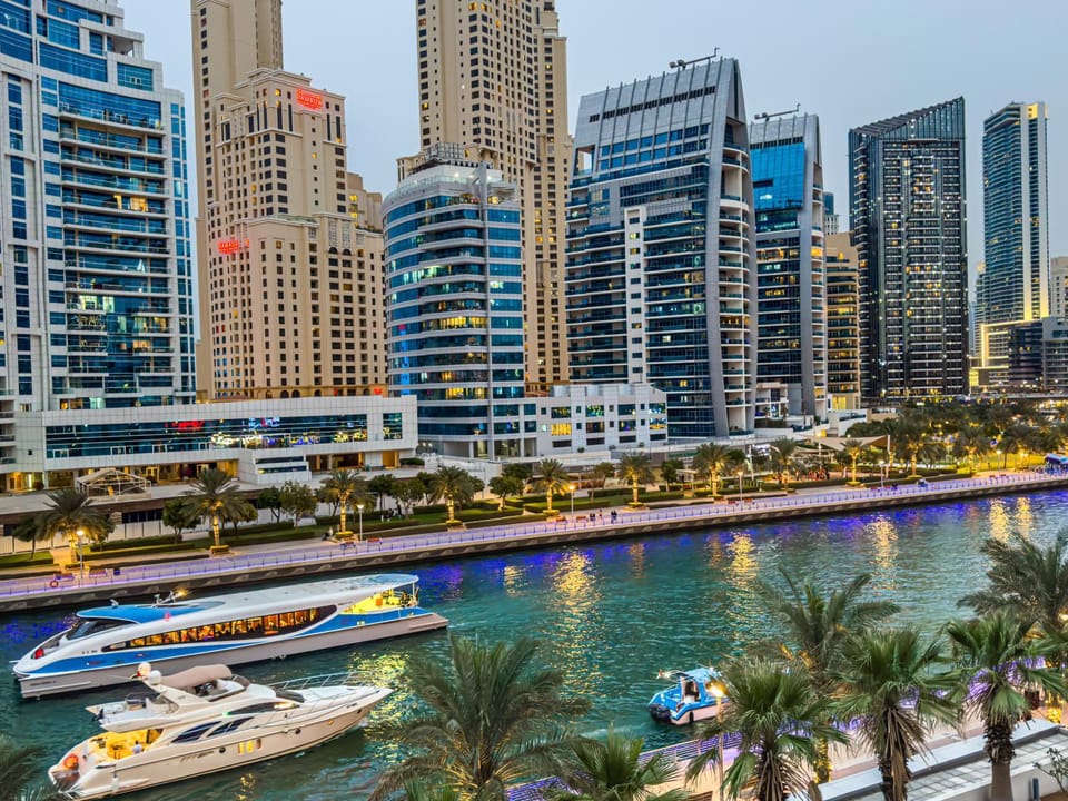 Property building, Nearby landmark, Day, Natural landscape, Activities, City view, Lake view, River view, Sea view