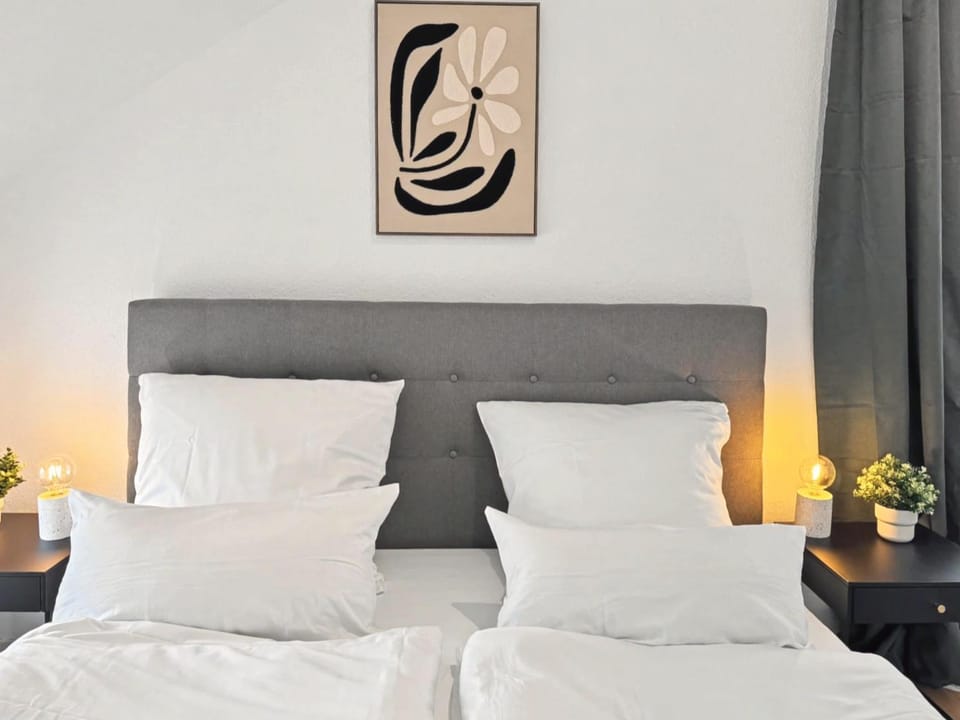 Bed, Photo of the whole room, Decorative detail, Bedroom
