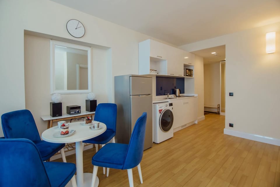 Kitchen or kitchenette, Living room, Seating area, Dining area, minibar, oven, pet friendly, washing machine, dryer