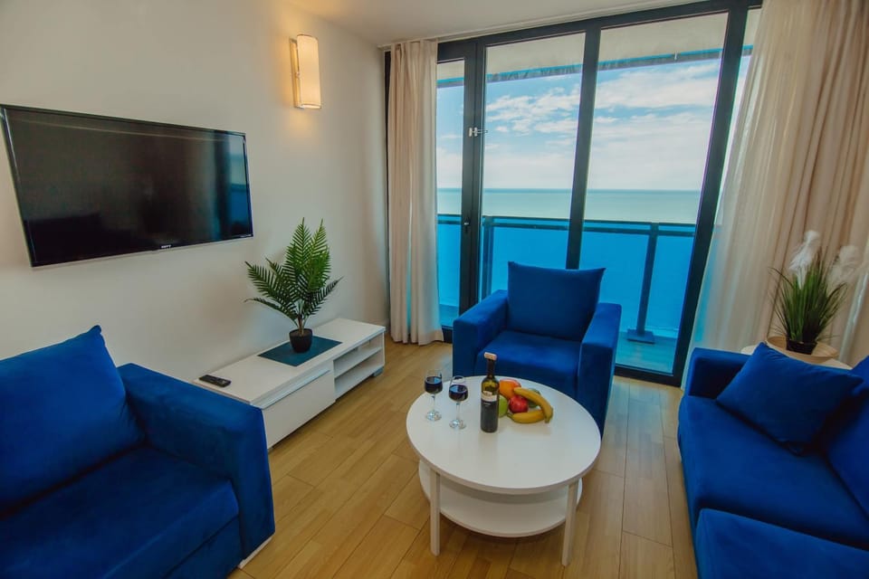Communal lounge/ TV room, Natural landscape, TV and multimedia, Living room, Food and drinks, Seating area, Dining area, Evening entertainment, Food, Sea view