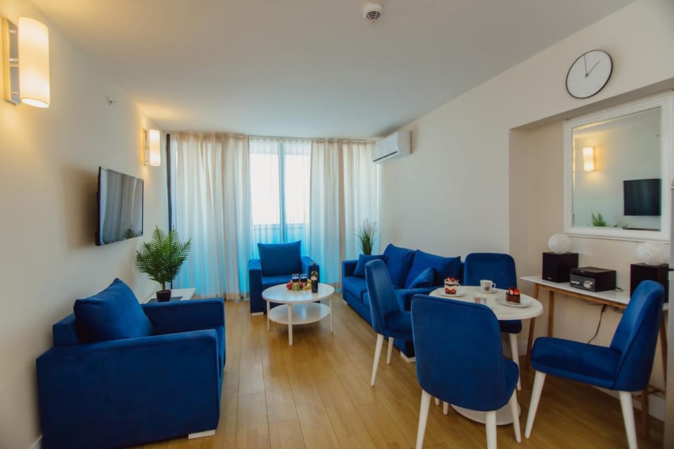 Communal lounge/ TV room, TV and multimedia, Living room, Seating area, Evening entertainment, air conditioner