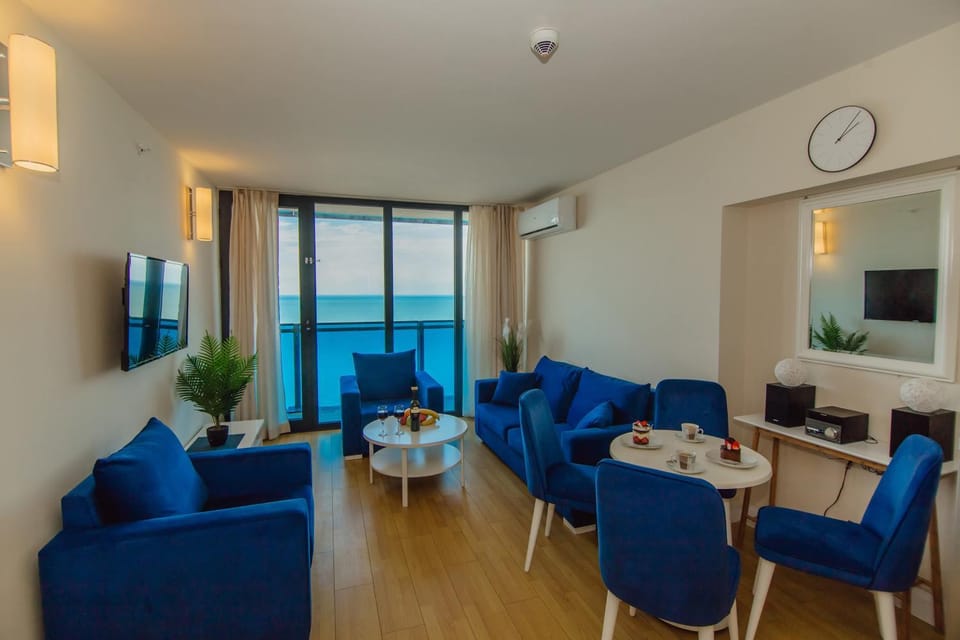 Communal lounge/ TV room, TV and multimedia, Living room, Seating area, Evening entertainment, air conditioner