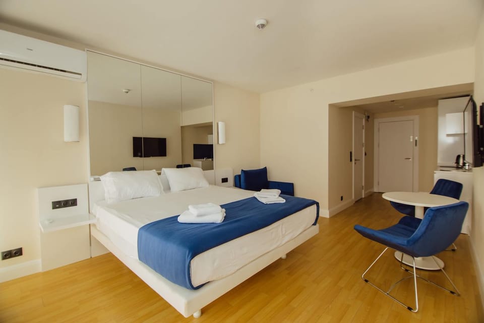 Communal lounge/ TV room, Bed, TV and multimedia, Living room, Photo of the whole room, Seating area, Evening entertainment, Bedroom, hair dresser