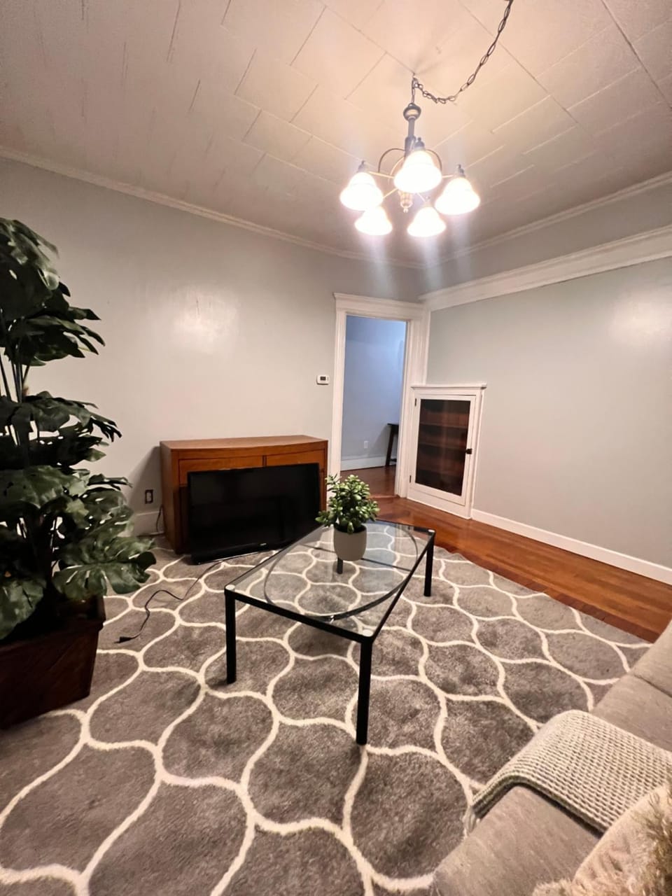 PRIVATE ROOM IN SHARED 3 BED - 1 BATH home Apartment in Hartford