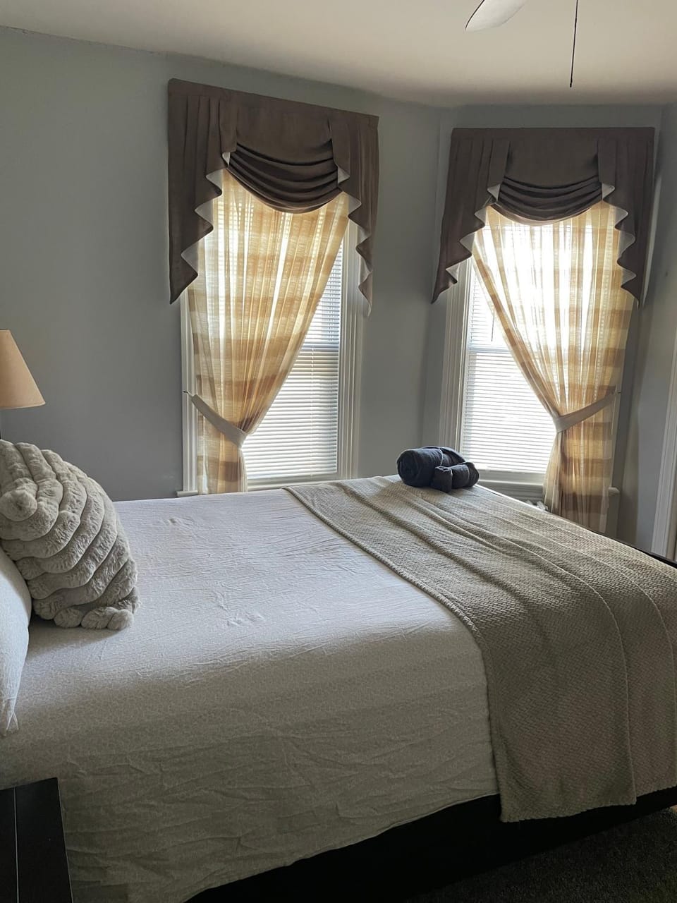PRIVATE ROOM IN SHARED 3 BED - 1 BATH home Apartment in Hartford