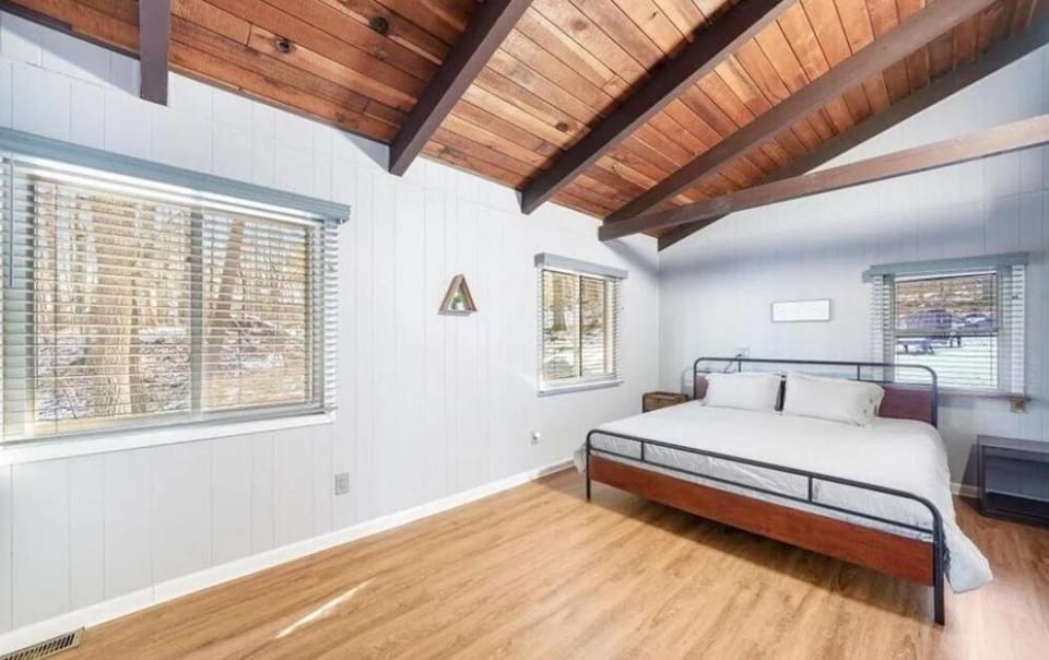 Peaceful 4 Bedroom Home located near Lake Chalet in Hawley
