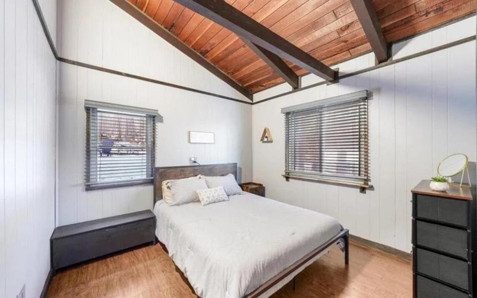 Peaceful 4 Bedroom Home located near Lake Chalet in Hawley