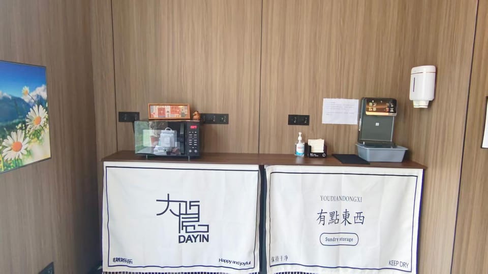 Dayin Youth Hostel -Near French Concession Tianzifang Xintiandi -Social Area -Bar -Café -Free Laundry Luggage Storage -24H Front Desk - English Service Hostel in Shanghai