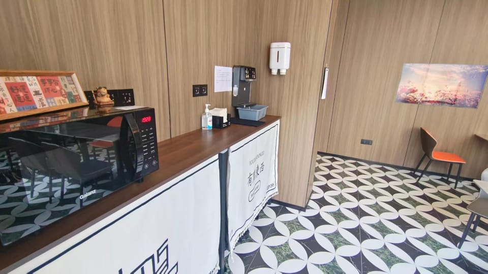 Dayin Youth Hostel -Near French Concession Tianzifang Xintiandi -Social Area -Bar -Café -Free Laundry Luggage Storage -24H Front Desk - English Service Hostel in Shanghai