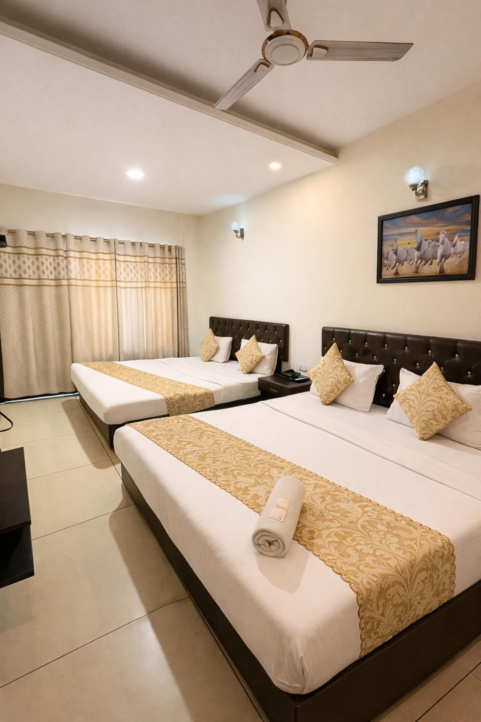 Bed, Photo of the whole room, Bedroom, towels