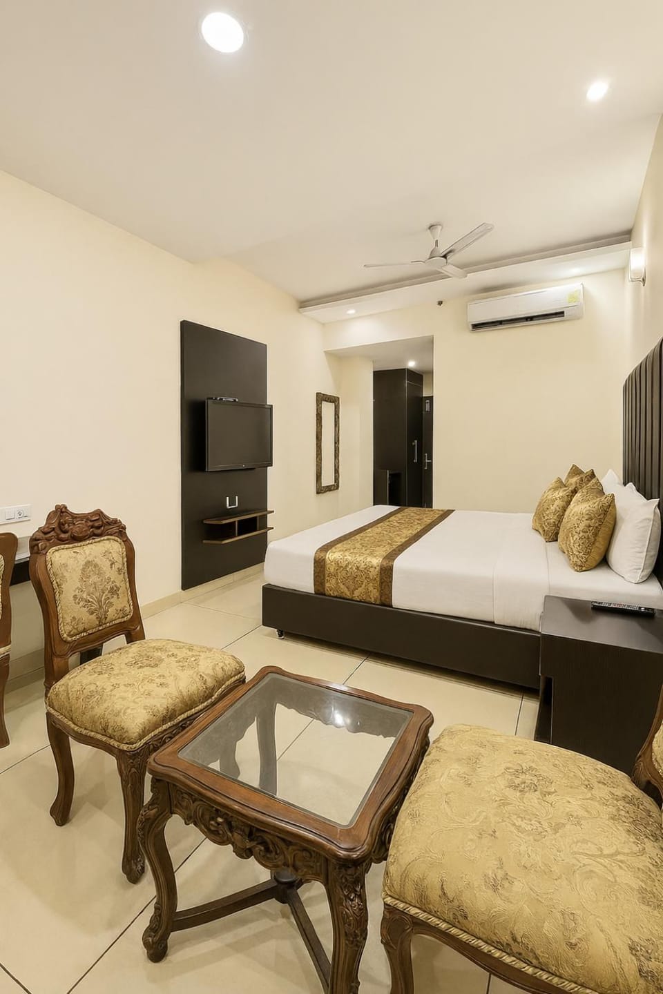Communal lounge/ TV room, Bed, TV and multimedia, Living room, Photo of the whole room, Seating area, Evening entertainment, Bedroom, fireplace, air conditioner