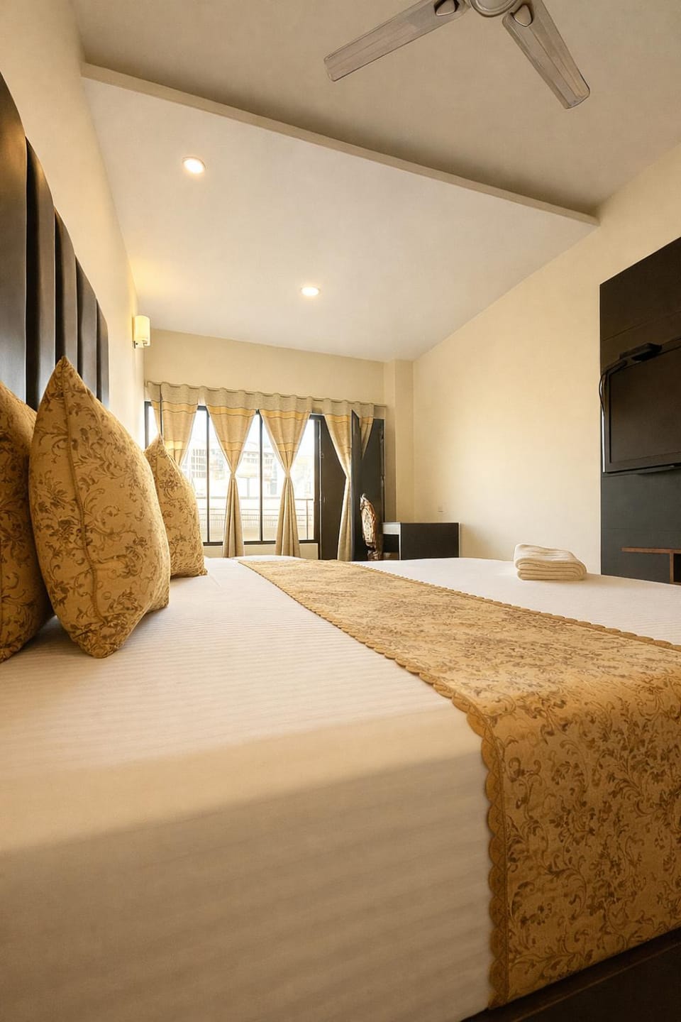 Communal lounge/ TV room, Bed, TV and multimedia, Photo of the whole room, Evening entertainment, Bedroom, fireplace