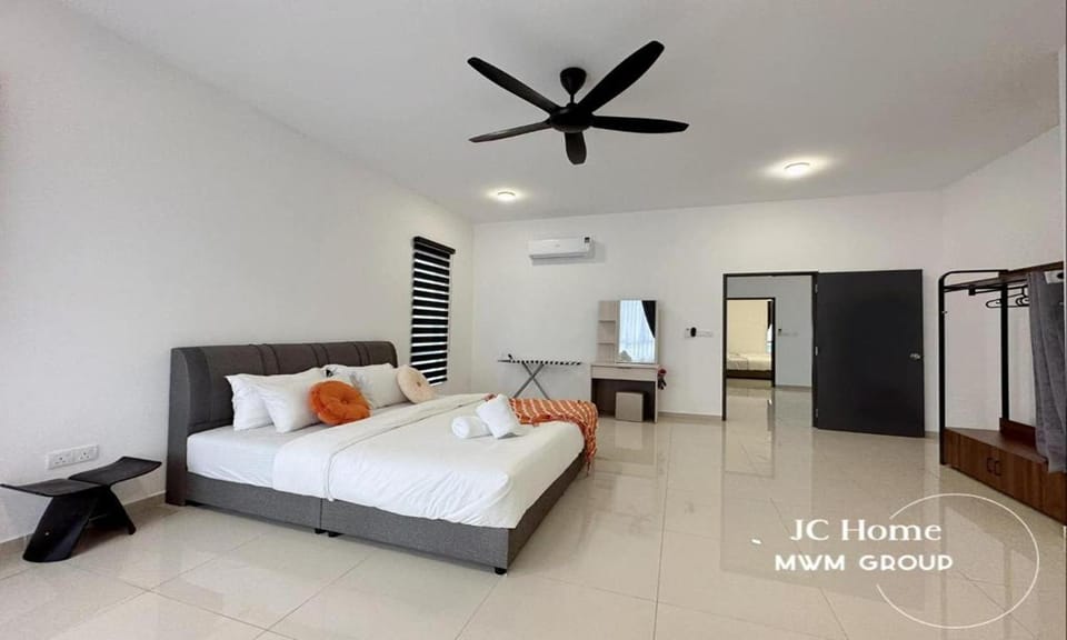 Bed, Photo of the whole room, Bedroom, towels, air conditioner