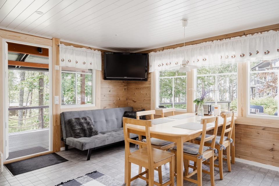 TV and multimedia, Living room, Seating area, Dining area