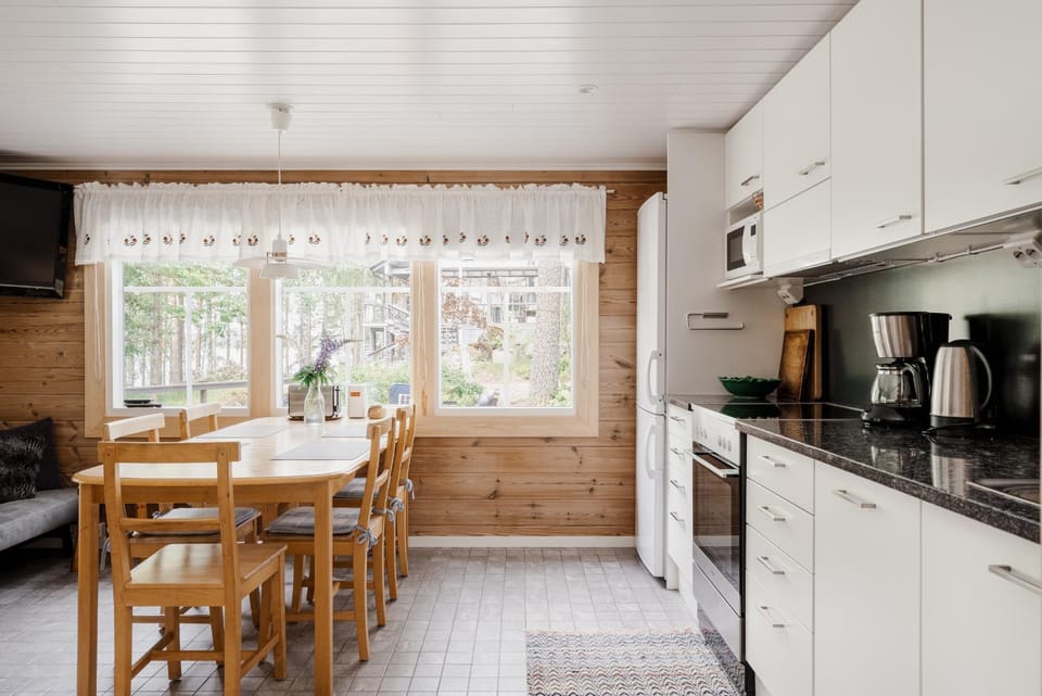 Coffee/tea facilities, Kitchen or kitchenette, Dining area, stove